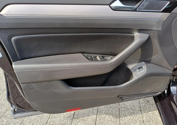 Volkswagen Passat cena 79900 przebieg: 102858, rok produkcji 2017 z Wolbórz małe 466